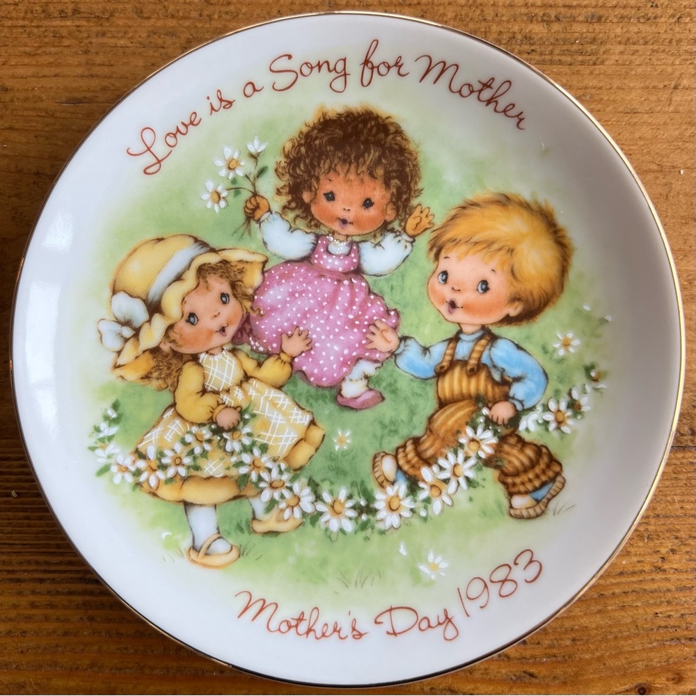 1983 Vintage Avon ‘Love is a Song’ Collectible Mother’s Day Plate